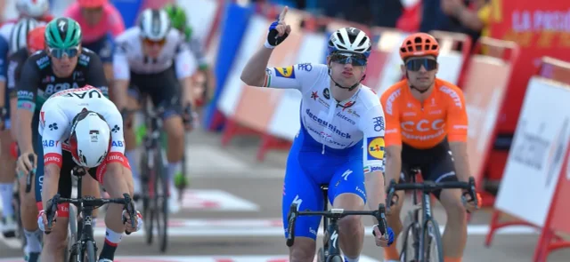 Bennett ganó al esprint este viernes la 4ª etapa de la Vuelta a España. / Foto: AFP