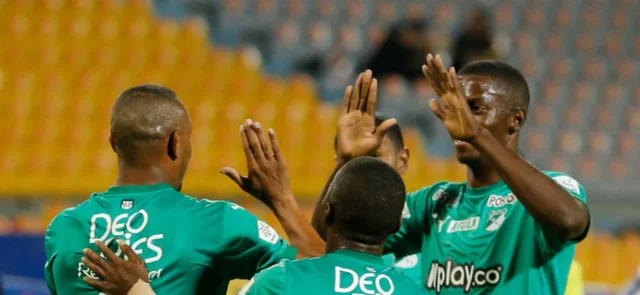 Deportivo Cali celebrando la victoria sobre Medellín en el Atanasio / Foto VizzorImage - Donaldo Zuluaga