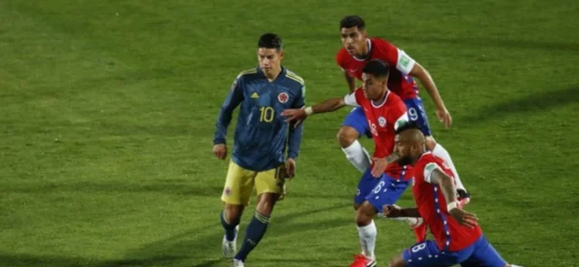 James Rodríguez recibió tarjeta amarilla/ AFP