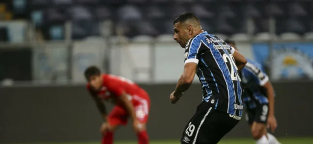 Momento del penal que le dio el empate a Gremio frente a América / Foto AFP