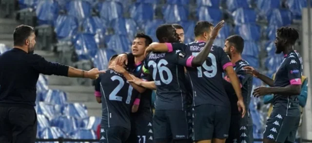 Nápoli terminó con 10 hombres/ AFP