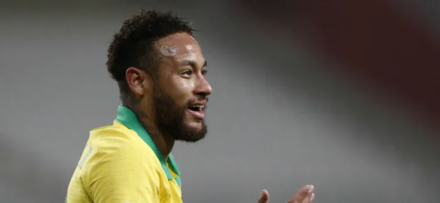 Neymar celebra el segundo gol en el triplete ante Perú / Foto AFP