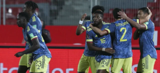 La lesión de Stefan Medina condicionó mucho a Colombia. / Foto: AFP