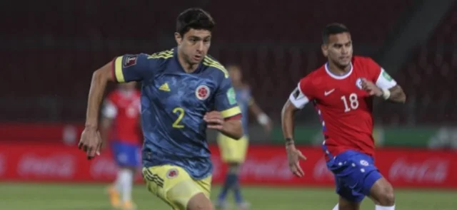 Stefan Medina puso una asistencia en el duelo con Chile/ AFP