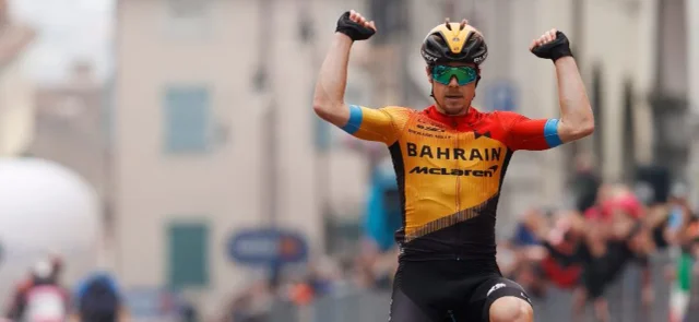 Jan Tratnik levantó los brazos en la etapa 16 / AFP