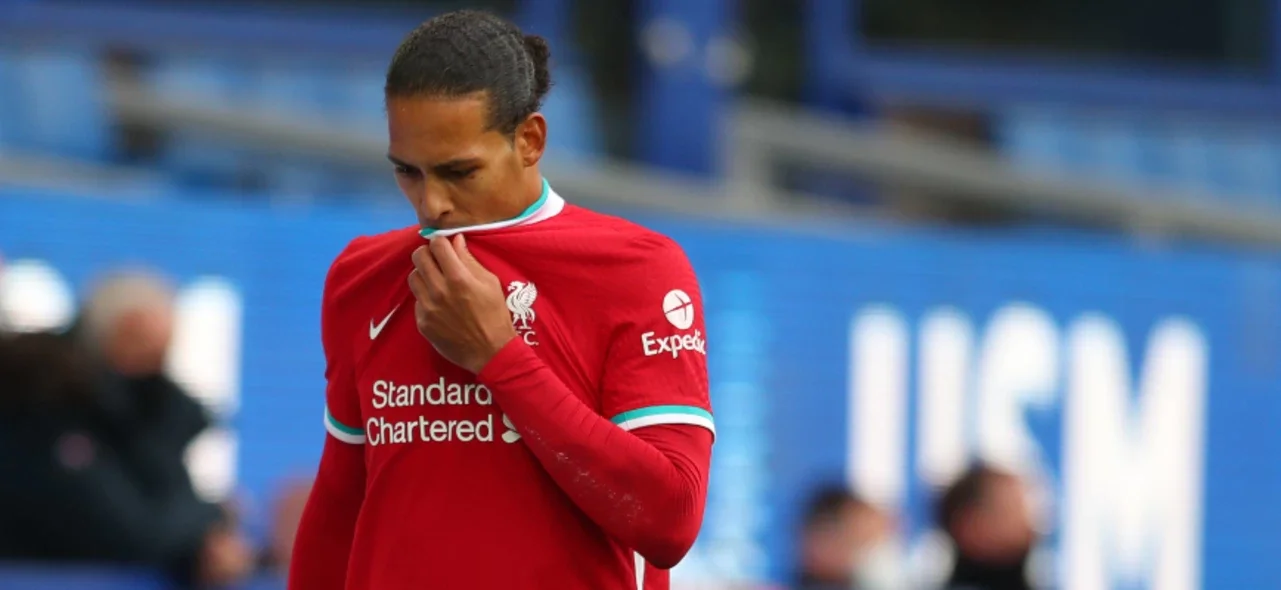 Virgil Van Dijk, lesionado el sábado en el ligamento de la rodilla derecha. / Foto: AFP