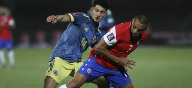 Alzate y Alexis disputan un balón en el empate entre Chile y Colombia / Foto AFP