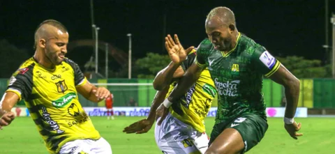 Bucaramanga, con Martínez de figura, venció 1-2 a Alianza Petrolera / Foto VizzorImage - Jaime Moreno