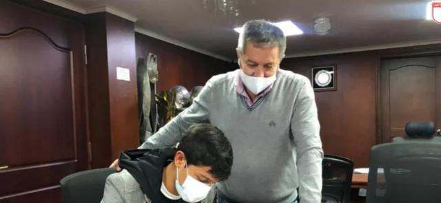 Hollman Camilo McCormick firma con Santa Fe a sus 14 años / Foto Santa Fe Oficial