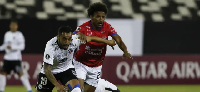 Colo Colo en la derrota ante Wilstermann / Foto AFP