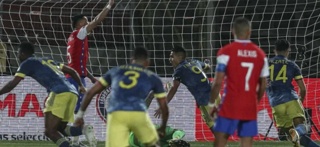 Momento del gol de Falcao en el empate ante Chile / Foto AFP
