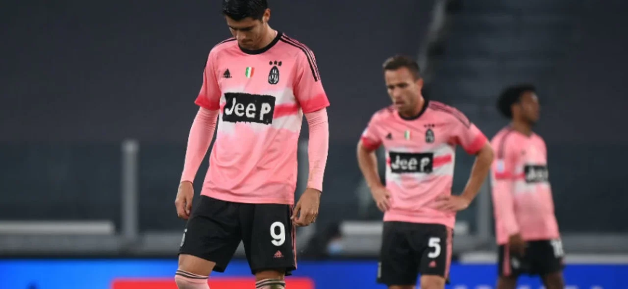 Los jugadores de Juventus lamentan el gol de Hellas Verona / Foto AFP
