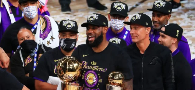 LeBron James consiguió el cuarto anillo de su carrera / AFP