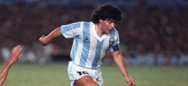 Maradona luciendo la camiseta de Argentina / AFP