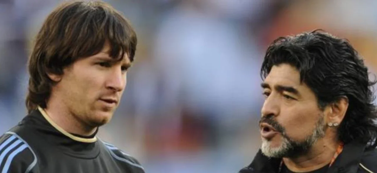 Maradona y Messi, 2 referentes del fútbol / AFP