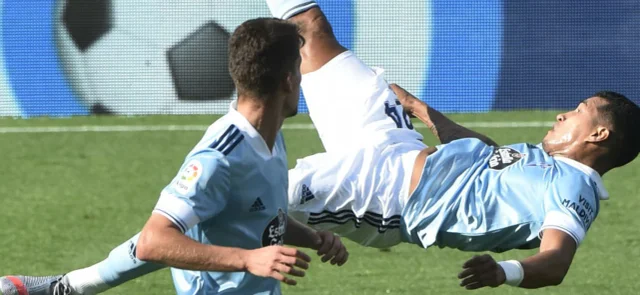 Jeison Murillo despeja un balón en juego ante Levante / Foto AFP