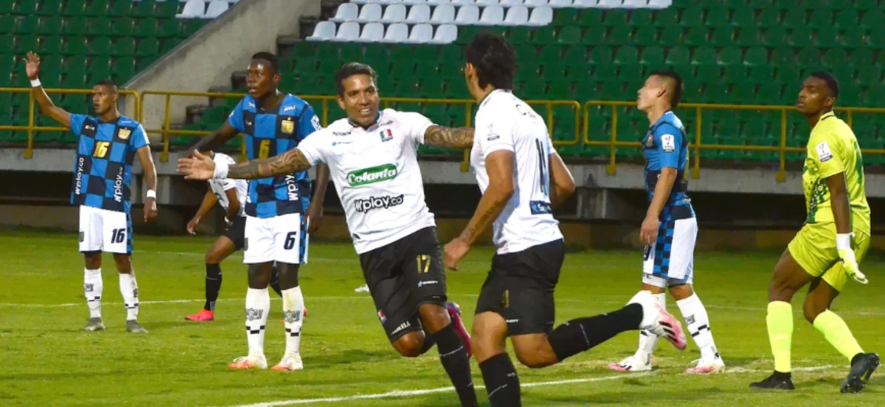 Once Caldas celebrando el empate contra Boyacá Chicó | VizzorImage/ Macgiver Baron