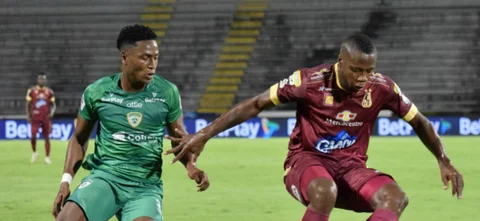 Balanta y Barona en la disputa del balón / Foto VizzorImage - Joan Orjuela