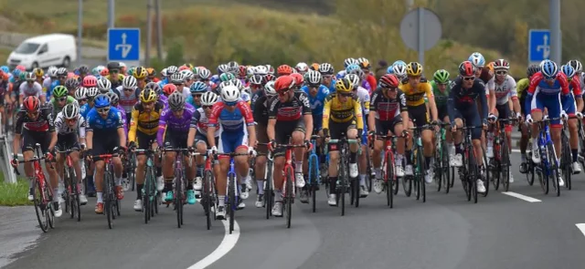 Se disputa la primera etapa de La Vuelta a España / AFP