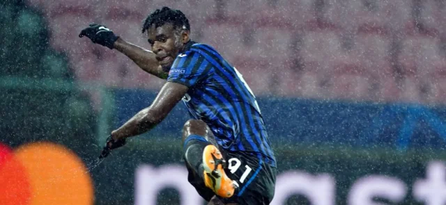 Duván Zapata, titular para el duelo de Champions / AFP