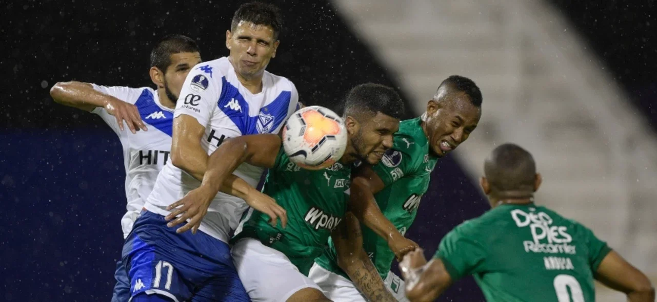 Cali enfrentado a Vélez en Argentina / Foto AFP