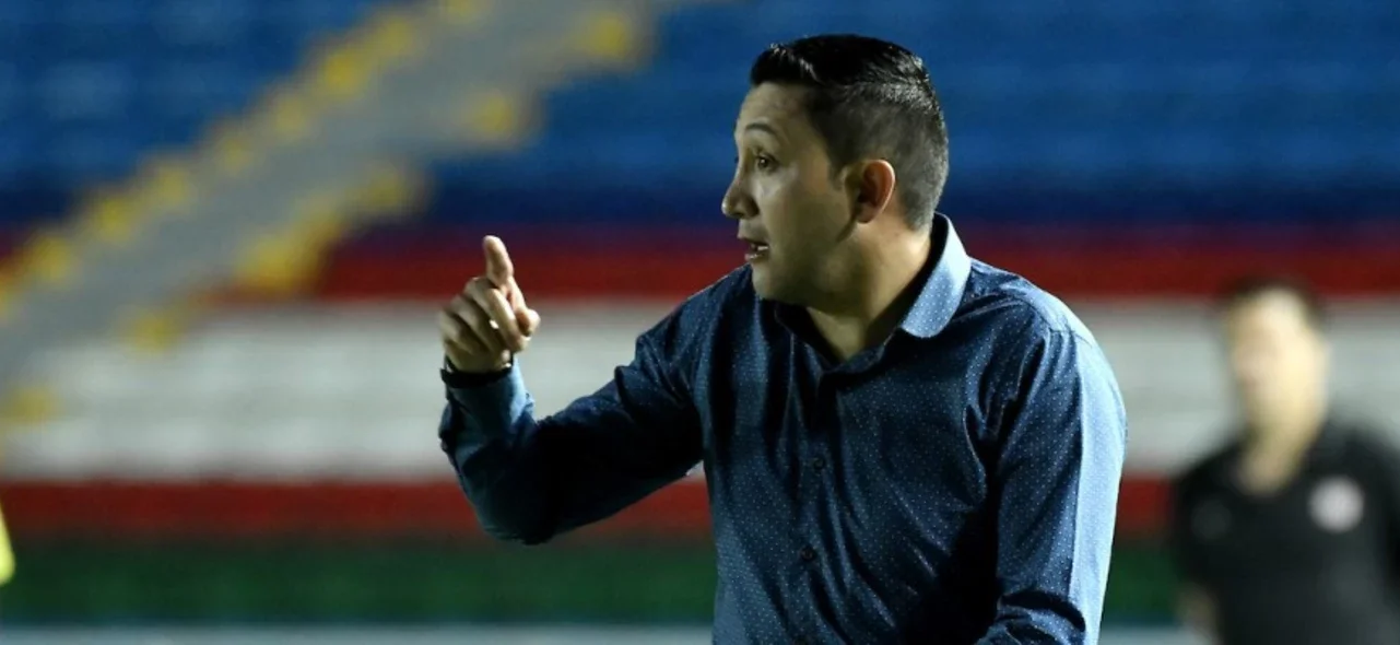 Diego Corredor, entrenador de Pasto. / Foto: VizzorImage - Gabriel Aponte