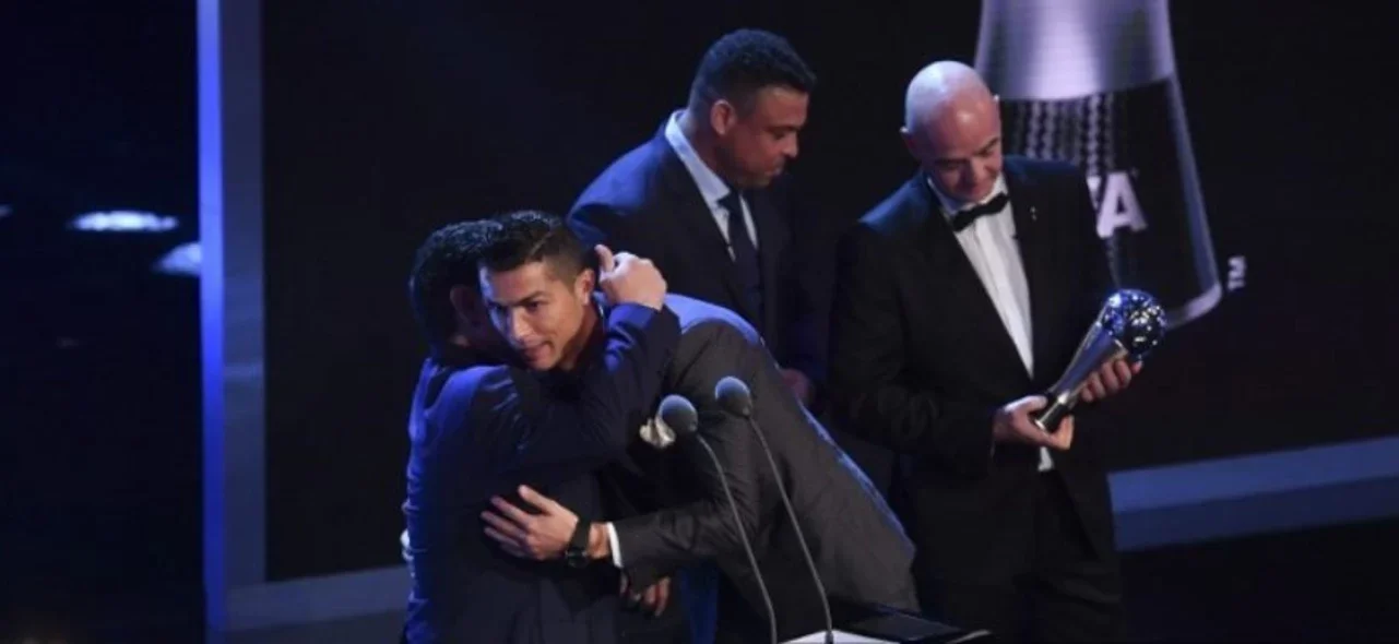 Cristiano Ronaldo junto a Diego Maradona/ AFP