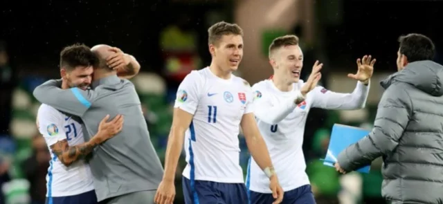 Kucka y Duris fueron los autores de los goles eslovacos/ AFP