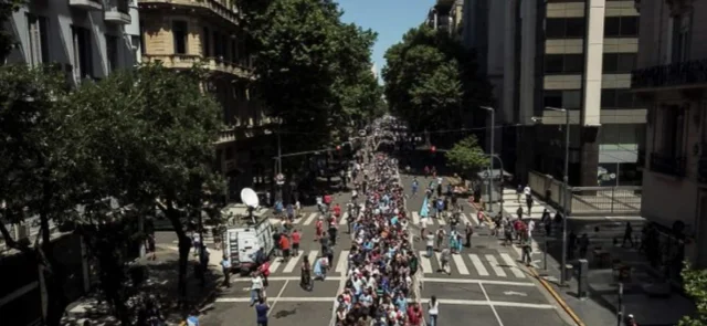 Fila para ingresar a la velación de Maradona en Buenos Aires/ AFP