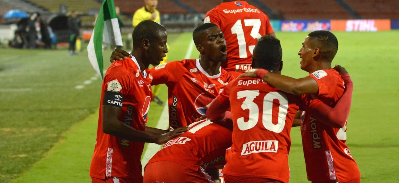 América goleó en el Atanasio | Foto: VizzorImage / Luis Benavides