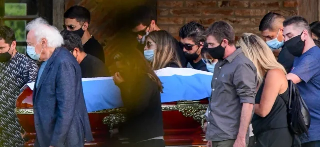 El féretro llegó al cementerio cubierto por una bandera argentina. / Foto: AFP