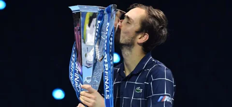 Daniil Medvedev luciendo el trofeo / AFP