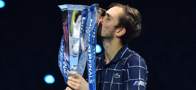 Daniil Medvedev luciendo el trofeo / AFP