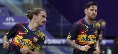 Messi y Griezmann en calentamiento con Barcelona / Foto AFP