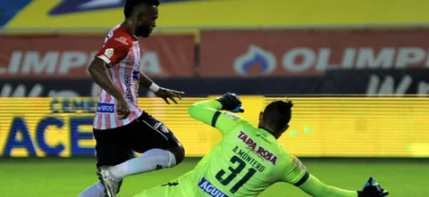 Álvaro Montero tuvo la atajada más destacada en los cuartos de final ida. / Foto: VizzorImage - Jesús Rico