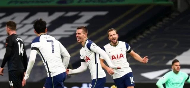 Si Leicester tropieza, Tottenham será nuevo líder/ AFP