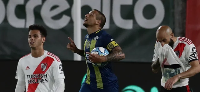 Rosario celebra gol ante River Plate / Foto AFP