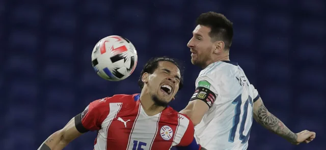 Messi y Gustavo Gómez en la disputa del balón en Argentina vs. Paraguay / Foto AFP