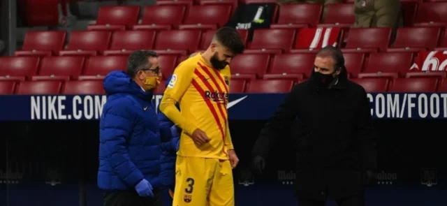 Momento de la salida de Pique por lesión / Foto AFP