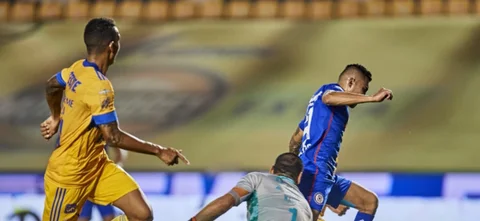 Francisco Meza en juego entre Tigres y Cruz Azul / Foto AFP