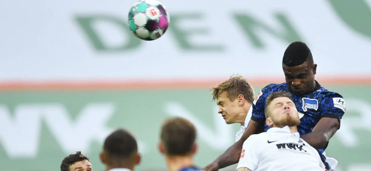 John Córdoba disputa un balón en la victoria de Hertha Berlín / Foto AFP