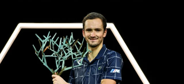 Medvedev levanta el trofeo del Masters 1000 de París / Foto AFP