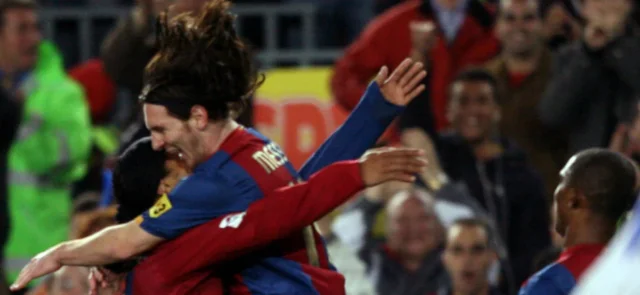 Messi celebra un gol con Ronaldinho en 2006 / Foto AFP