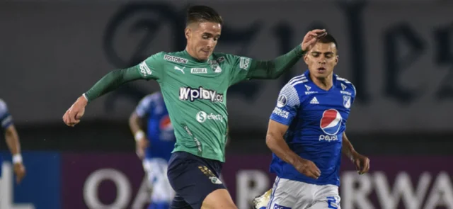 Agustín Palavecino en duelo con John Duque en Copa Sudamericana / Foto AFP