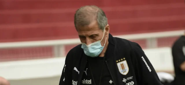 Tabárez dirigiendo a Uruguay en la primera fecha de las Eliminatorias rumbo a Catar 2022 / Foto AFPV