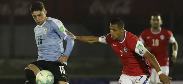 Valverde en juego con Alexis Sánchez / Foto AFP