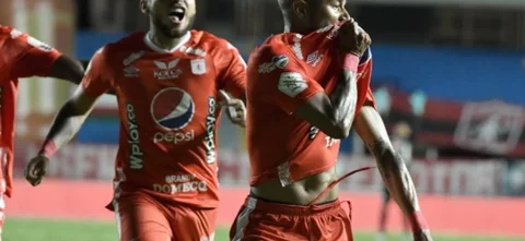 América goleó 3-0 a Santa Fe. / Foto: VizzorImage