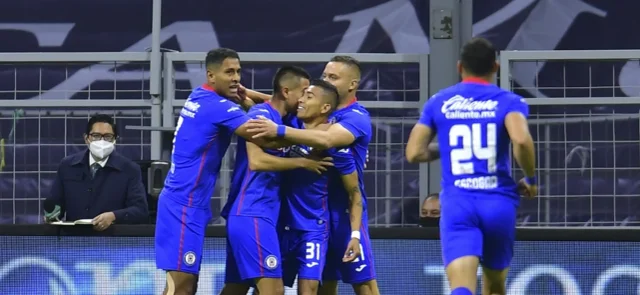 Cruz Azul celebra el triunfo ante Pumas / Foto AFP