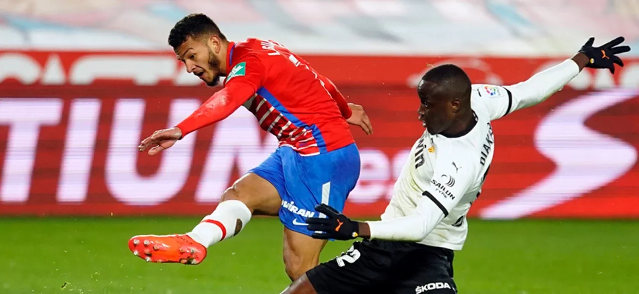 Luis Suárez buscando el gol en el duelo entre Granada y Valencia / Foto: Granada