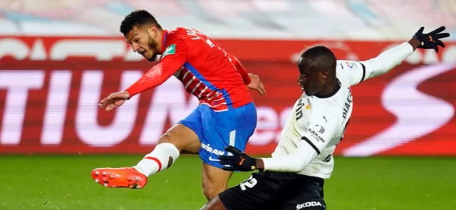 Luis Suárez buscando el gol en el duelo entre Granada y Valencia / Foto: Granada